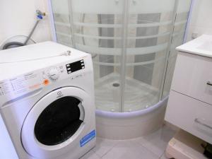 Zdjęcie z galerii obiektu Appartement rénové, accès direct pistes, piscine, animaux admis - FR-1-267-228 w mieście Le Corbier