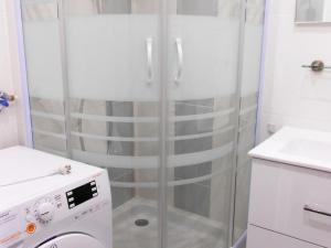 prysznic ze szklanymi drzwiami w łazience w obiekcie Appartement rénové, accès direct pistes, piscine, animaux admis - FR-1-267-228 w mieście Le Corbier