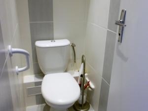 Łazienka w obiekcie Appartement rénové, accès direct pistes, piscine, animaux admis - FR-1-267-228