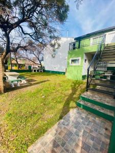 a green building with stairs and benches in a park at MI RIO in Colón
