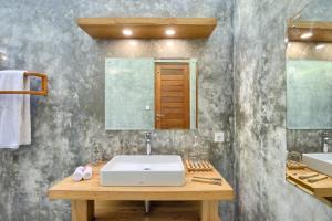Et badeværelse på Romantic Barn with Mt. Agung Views
