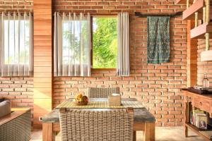 Ein Sitzbereich in der Unterkunft Romantic Barn with Mt. Agung Views