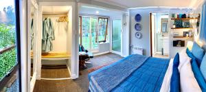 um quarto com uma cama azul e uma janela em Ah House City B&B Nelson em Nelson