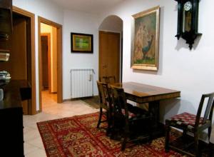 sala de estar con mesa y sillas en una habitación en Le Stanze Di Nico, en Roma