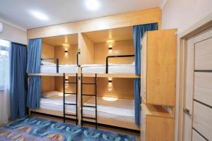 Двухъярусная кровать или двухъярусные кровати в номере Kaganat Hostel