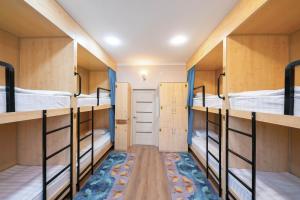 ビシュケクにあるKaganat Hostelの二段ベッド1組が備わる客室です。