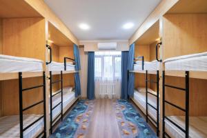מיטה או מיטות קומותיים בחדר ב-Kaganat Hostel