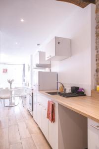 布雷斯地區布爾格的住宿－Appartement Hypercentre RDC - NEW LOCATION，厨房配有白色橱柜和台面