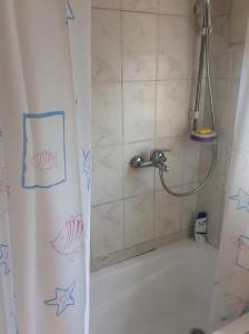 ein Badezimmer mit einem Duschvorhang mit Fischen darauf in der Unterkunft Ghouse - Ideal For Friends family And Corporate in Lateman + 21 Fotos