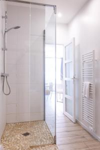 Ένα μπάνιο στο Appartement Hypercentre RDC - NEW LOCATION +14 φωτογραφίες