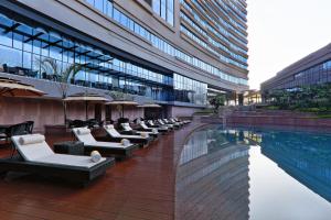 Bazén v ubytování Novotel Kolkata Hotel and Residences nebo v jeho okolí
