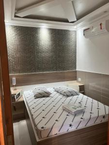 ein großes Bett in einem Zimmer mit in der Unterkunft Hotel Ellos in Itaquaquecetuba