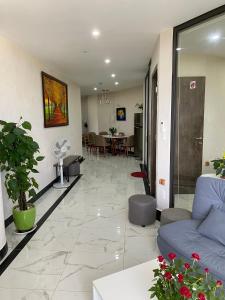a living room with a couch and a table at CĂN HỘ PANORAMA ĐÀ LẠT 2 PHÒNG Ngủ in Xuan An