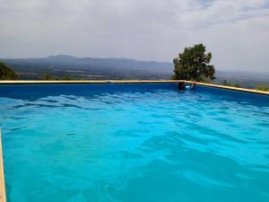 une grande piscine bleue avec vue dans l'établissement Heritage mountain top Villa near Rome w/ Pool & Panoramic views, à Poli