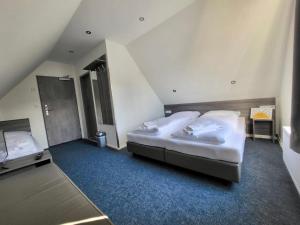 Habitación de hotel con 2 camas y escalera en Hotel City Meetpoint, en Hamburgo