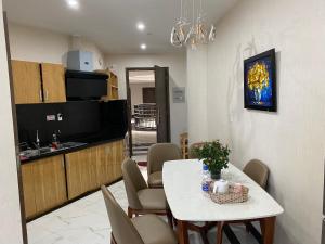 a dining room and kitchen with a table and chairs at CĂN HỘ PANORAMA ĐÀ LẠT 2 PHÒNG Ngủ in Xuan An