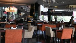 Restoran või mõni muu söögikoht majutusasutuses Amaroossa Cosmo Jakarta