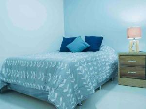 Postel nebo postele na pokoji v ubytování Room in Apartment - Malecon Cozy Private Room