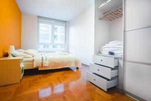 1 dormitorio con cama y ventana en Apartment Lana, en Zagreb