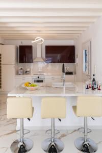 Kuchyň nebo kuchyňský kout v ubytování Archon Mykonos Luxury Villa