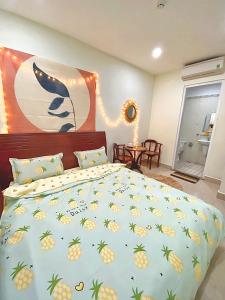 Postel nebo postele na pokoji v ubytování Hệ thống MylaHome - Chi nhánh Ks Kim Châu