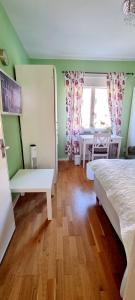 1 dormitorio con 1 cama, mesa y sillas en Room at Stockholm - Sweden, en Estocolmo