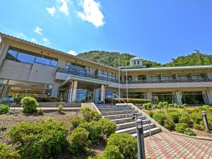 un bâtiment avec un escalier en face de celui-ci dans l'établissement Hotel Uneri, à Okinoshima