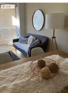 sala de estar con sofá y un bol sobre una mesa en Apartamento Smart en Buenos Aires