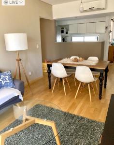 sala de estar con mesa de comedor y sillas en Apartamento Smart en Buenos Aires