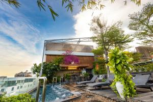 Cochin Zen Hotel في مدينة هوشي منه: فندق فيه مسبح ومبنى