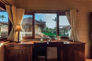 una cucina con scrivania e una finestra con vista di Munari Resort Ubud ad Ubud