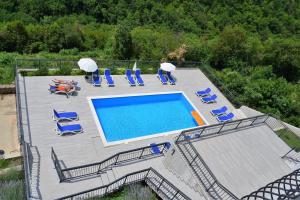 - une vue aérienne sur une piscine avec des chaises et des parasols dans l'établissement Villa Residence Icici, à Ičići
