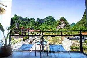 阳朔Sure I Do全景山宿的山景阳台,配有椅子。