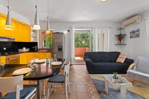Köök või kööginurk majutusasutuses Apartment Impreza Vabriga