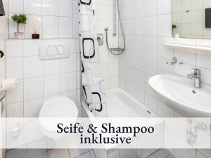 Galeriebild der Unterkunft Schicke Ferienwohnung in bester Bodenseelage l 1 Minute zum Bodensee l 1 Zimmer l Vollausgestattete Küche l Free-WLAN l Willkommen im Apartment Stahringen in Radolfzell am Bodensee