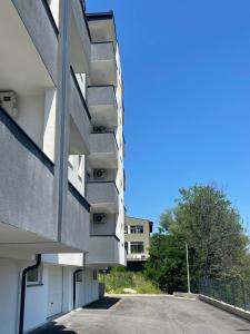 un aparcamiento vacío junto a un edificio en Apartment Visoko, en Visoko