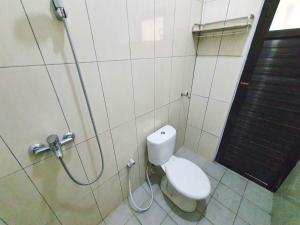 Ένα μπάνιο στο Griya Shinta Syariah Solo Mitra RedDoorz