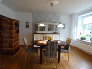 a kitchen with a dining room table and chairs at Bei Schütts in Janneby