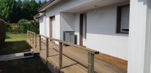 drewniany taras na boku domu w obiekcie Maison chaleureuse w mieście Lège-Cap-Ferret