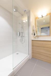 een badkamer met een douche en een glazen deur bij Campanile Metz Centre - Gare in Metz