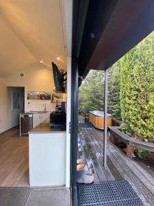 una cucina e un soggiorno in una casetta minuscola di Black Beech House with Stunning Outdoor Bath a Lake Tekapo