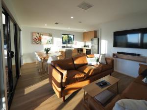 TV a/nebo společenská místnost v ubytování Ardrossan Caravan Park
