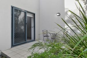 Aed väljaspool majutusasutust Unit 3 21 Park Generous and Comfortable Beachside Abode