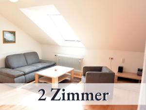 Sala de estar con 2 sofás y mesa en Große moderne Ferienwohnung in bester Bodenseelage l 1 Minute zum Bodensee l 3 Zimmer l Vollausgestattete Küche l Sonnenbalkon l WLAN l Willkommen im Apartment Mettnau, en Radolfzell am Bodensee