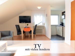 sala de estar con mesa de comedor y cocina en Große moderne Ferienwohnung in bester Bodenseelage l 1 Minute zum Bodensee l 3 Zimmer l Vollausgestattete Küche l Sonnenbalkon l WLAN l Willkommen im Apartment Mettnau, en Radolfzell am Bodensee