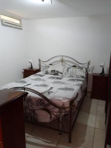 - une chambre dotée d'un lit avec un cadre en fer forgé dans l'établissement DON BOSCO 2, à Bari Palese