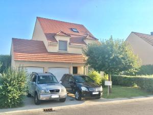 two cars parked in front of a house at DISNEY & PARIS Happy Villa for 10 persons with Private Garden & Terrace 4 bedrooms, 3 bathrooms FIBER Wifi Netflix & free Parking in Bailly-Romainvilliers