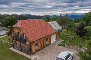 - une vue sur une maison avec un toit rouge dans l'établissement Holiday Home Virida, app Leopold III, à Ivančna Gorica