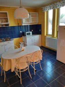 Kuchyňa alebo kuchynka v ubytovaní Gábor Pál 1 Apartman 1 szoba