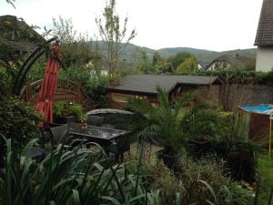 einen Garten mit einem Tisch, Stühlen und einem Sonnenschirm in der Unterkunft Holiday home Treinen Ramona in Riol